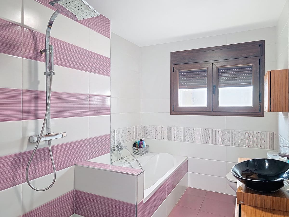 4 bedroom Villa for sale in Velez de Benaudalla with pool garage - € 360,000 (Ref: 8982015)