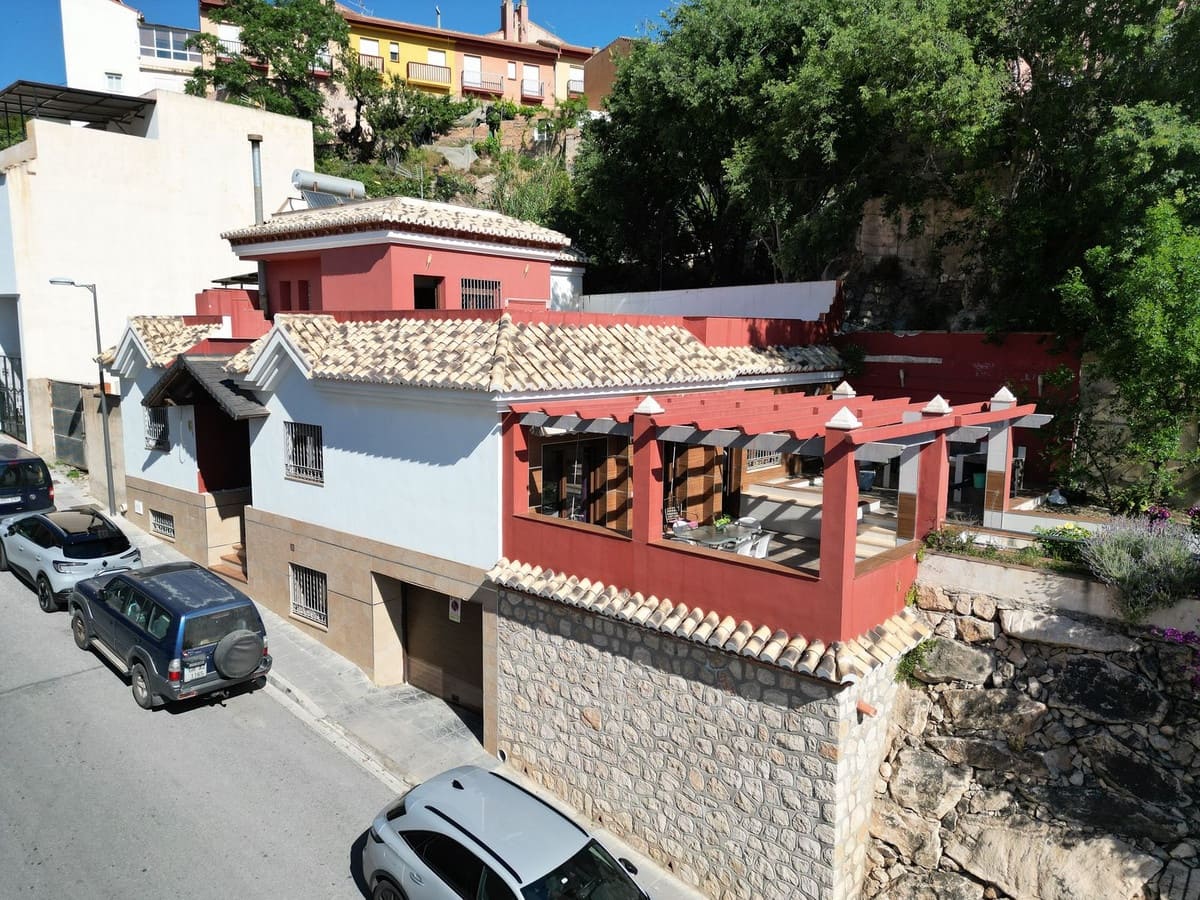 4 bedroom Villa for sale in Velez de Benaudalla with pool garage - € 360,000 (Ref: 8982015)