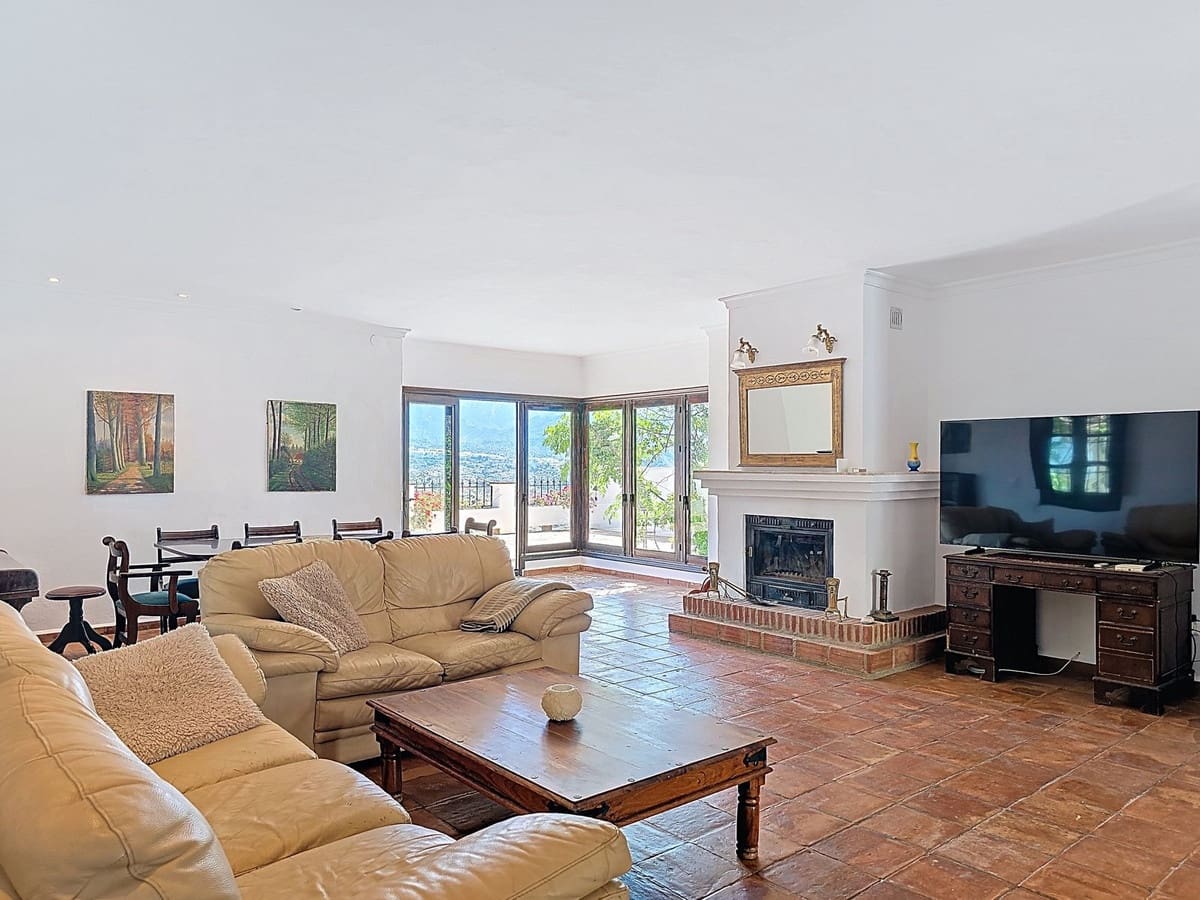 7 Zimmer Villa zu verkaufen in Torrox mit Pool Garage - 880.000 € (Ref: 8998414)