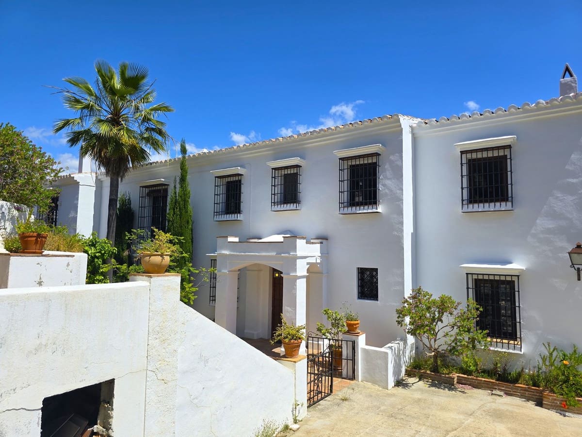 7 Zimmer Villa zu verkaufen in Torrox mit Pool Garage - 880.000 € (Ref: 8998414)