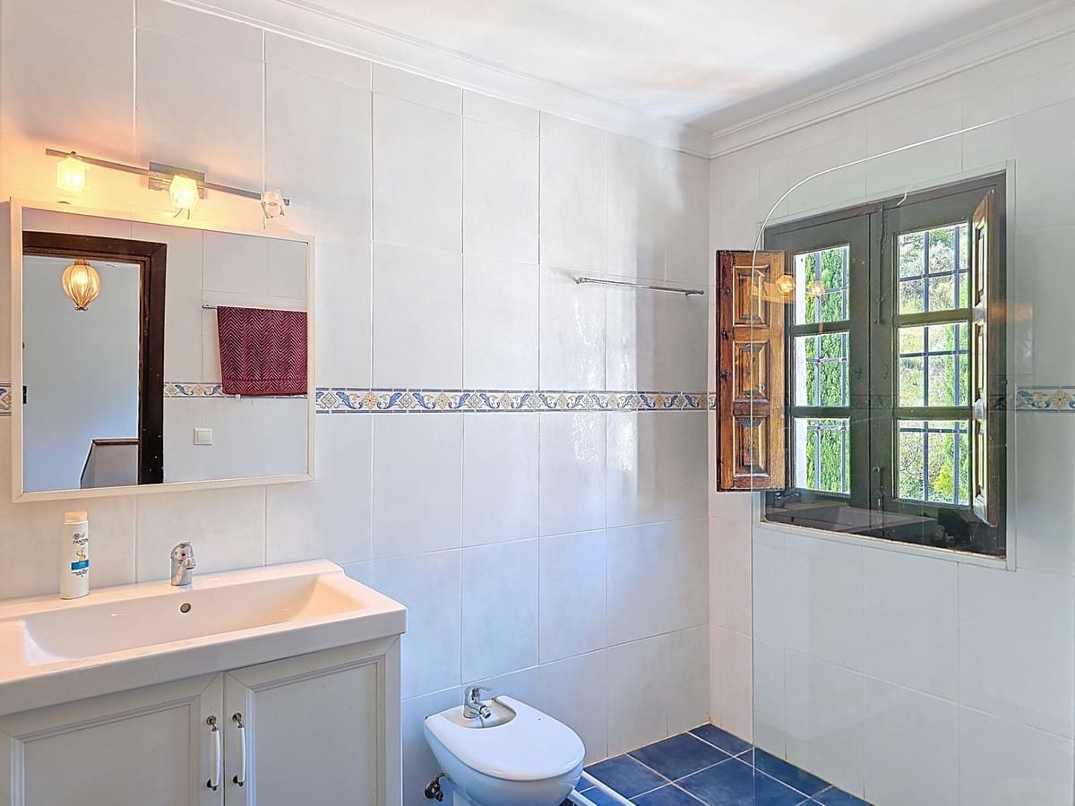 7 Zimmer Villa zu verkaufen in Torrox mit Pool Garage - 880.000 € (Ref: 8998414)