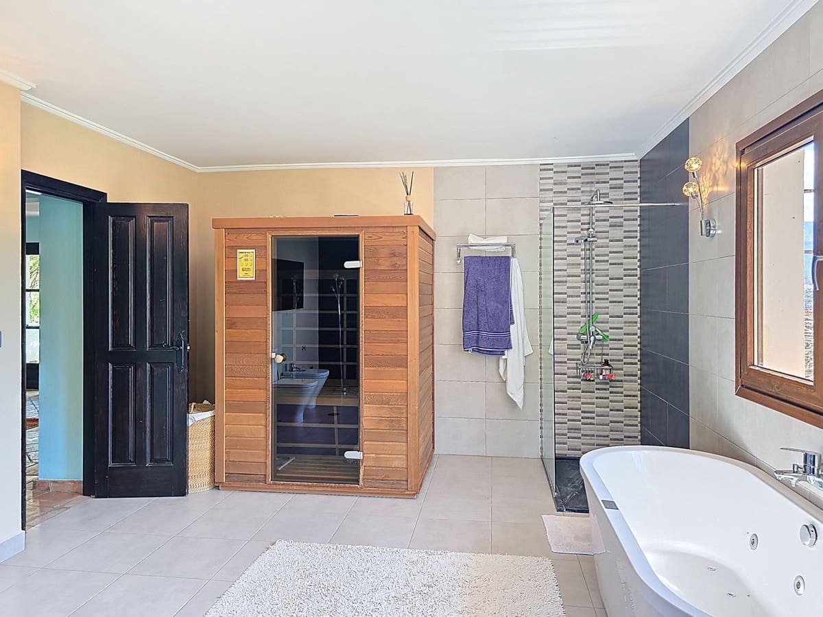 7 Zimmer Villa zu verkaufen in Torrox mit Pool Garage - 880.000 € (Ref: 8998414)