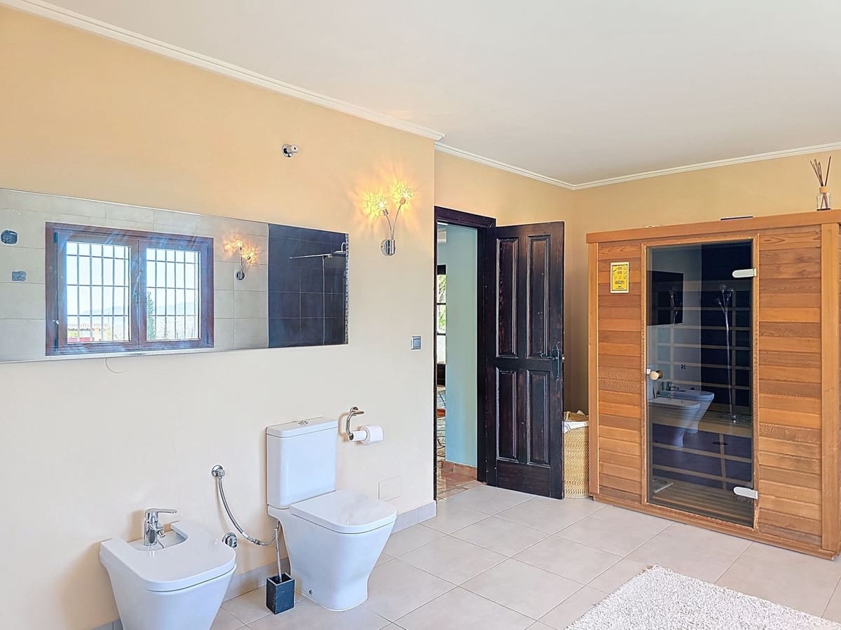 7 Zimmer Villa zu verkaufen in Torrox mit Pool Garage - 880.000 € (Ref: 8998414)
