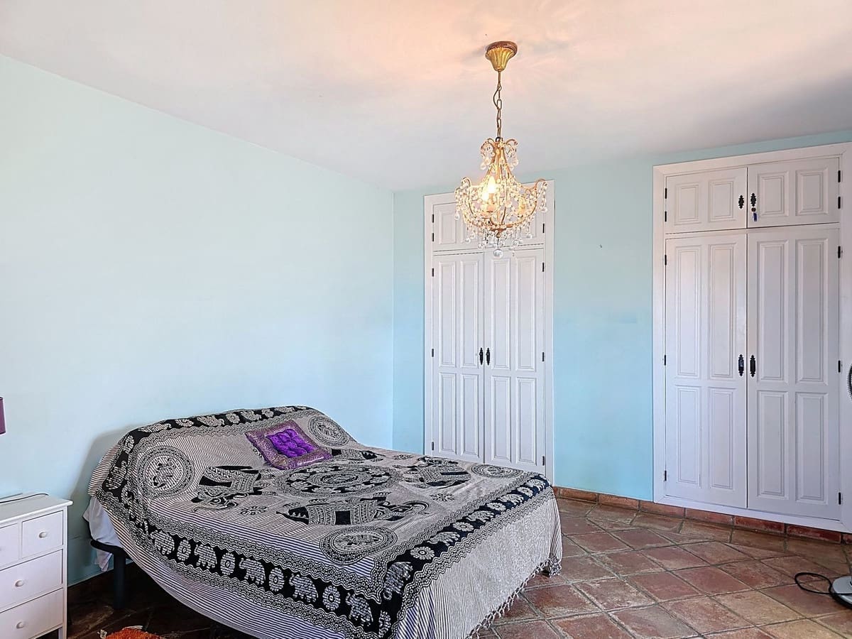 7 Zimmer Villa zu verkaufen in Torrox mit Pool Garage - 880.000 € (Ref: 8998414)