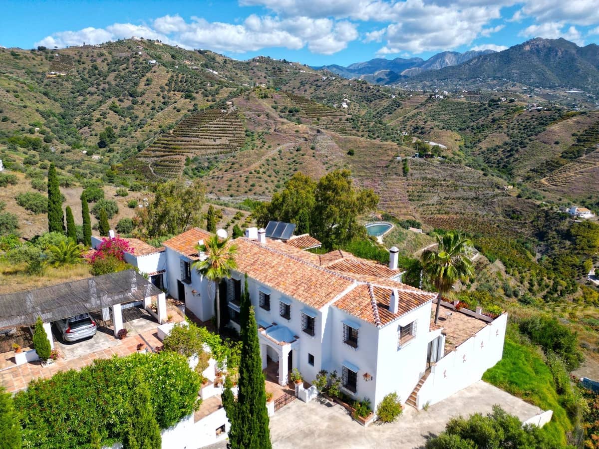 7 Zimmer Villa zu verkaufen in Torrox mit Pool Garage - 880.000 € (Ref: 8998414)
