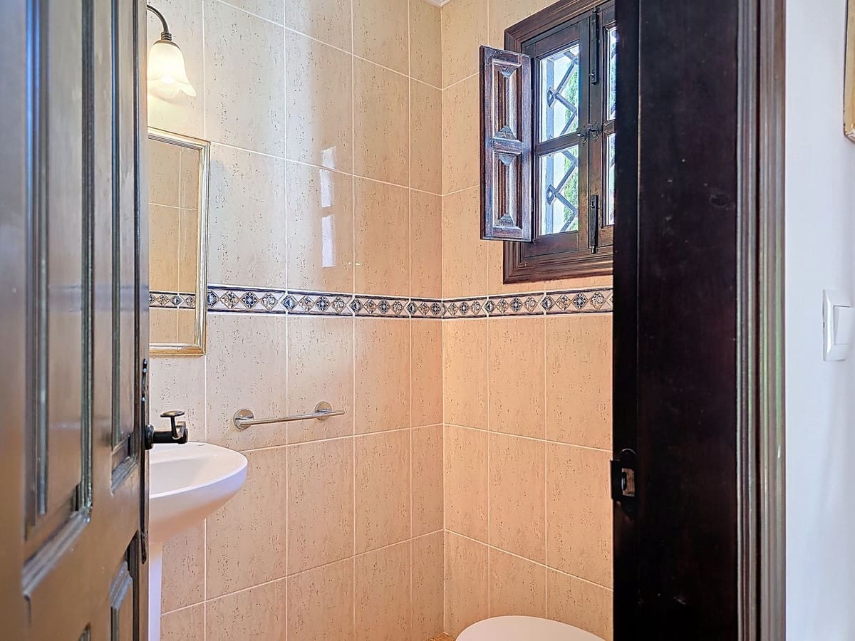 7 Zimmer Villa zu verkaufen in Torrox mit Pool Garage - 880.000 € (Ref: 8998414)