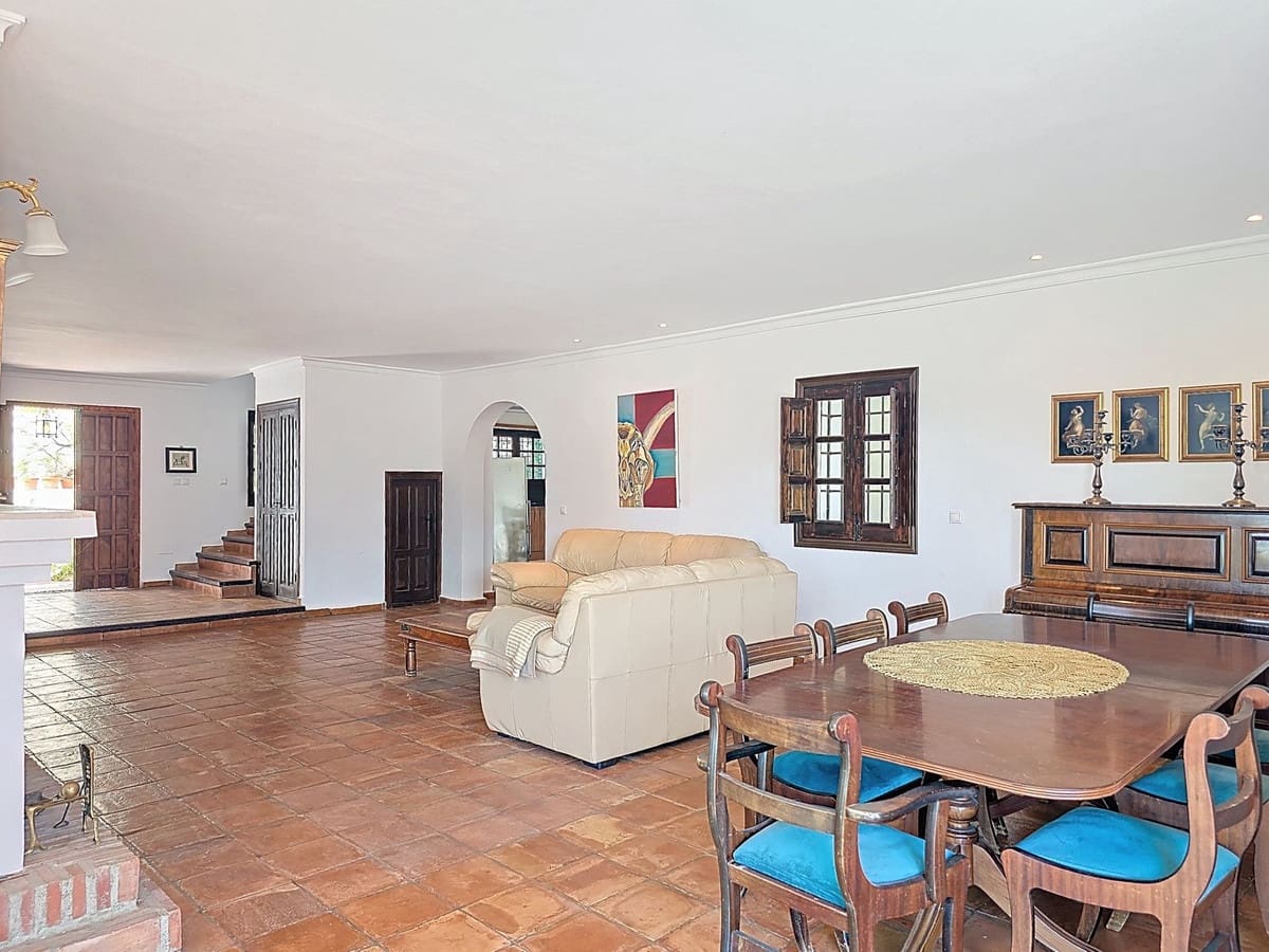 7 Zimmer Villa zu verkaufen in Torrox mit Pool Garage - 880.000 € (Ref: 8998414)
