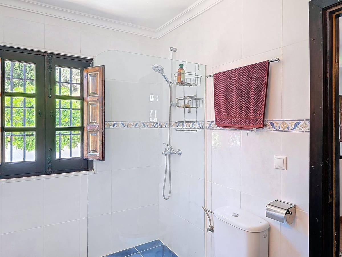 7 Zimmer Villa zu verkaufen in Torrox mit Pool Garage - 880.000 € (Ref: 8998414)