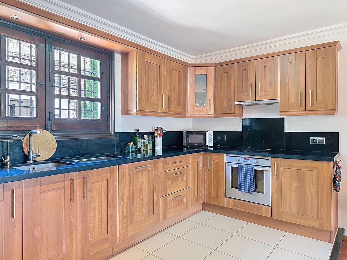 7 Zimmer Villa zu verkaufen in Torrox mit Pool Garage - 880.000 € (Ref: 8998414)