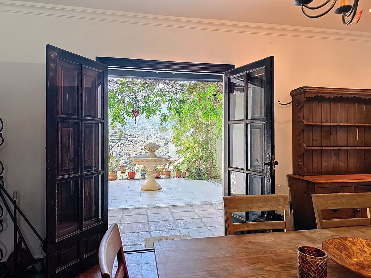 7 Zimmer Villa zu verkaufen in Torrox mit Pool Garage - 880.000 € (Ref: 8998414)