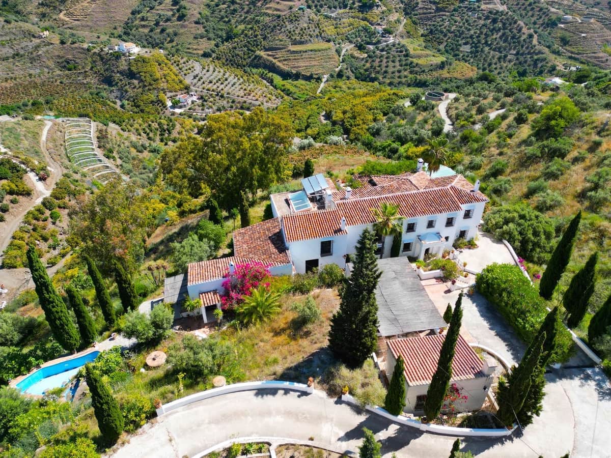7 Zimmer Villa zu verkaufen in Torrox mit Pool Garage - 880.000 € (Ref: 8998414)