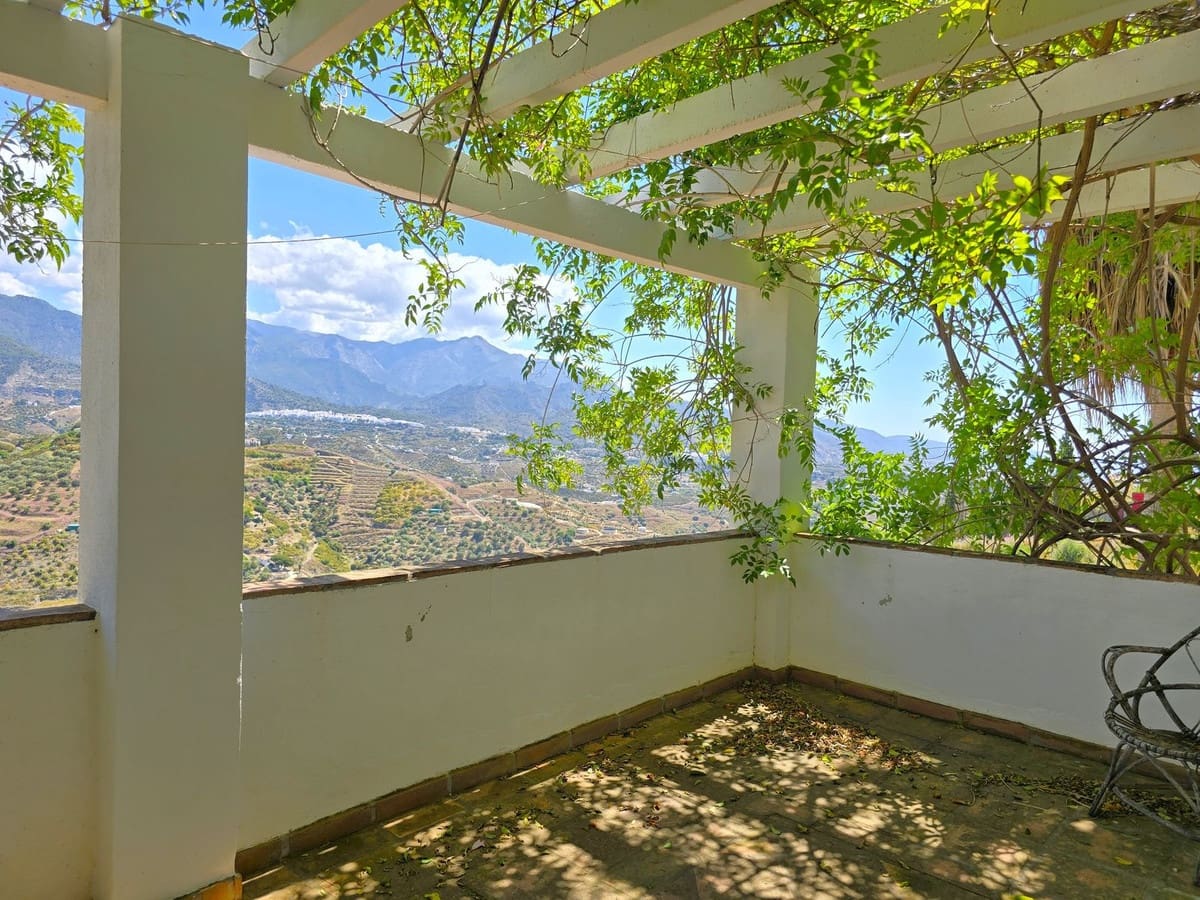 7 Zimmer Villa zu verkaufen in Torrox mit Pool Garage - 880.000 € (Ref: 8998414)