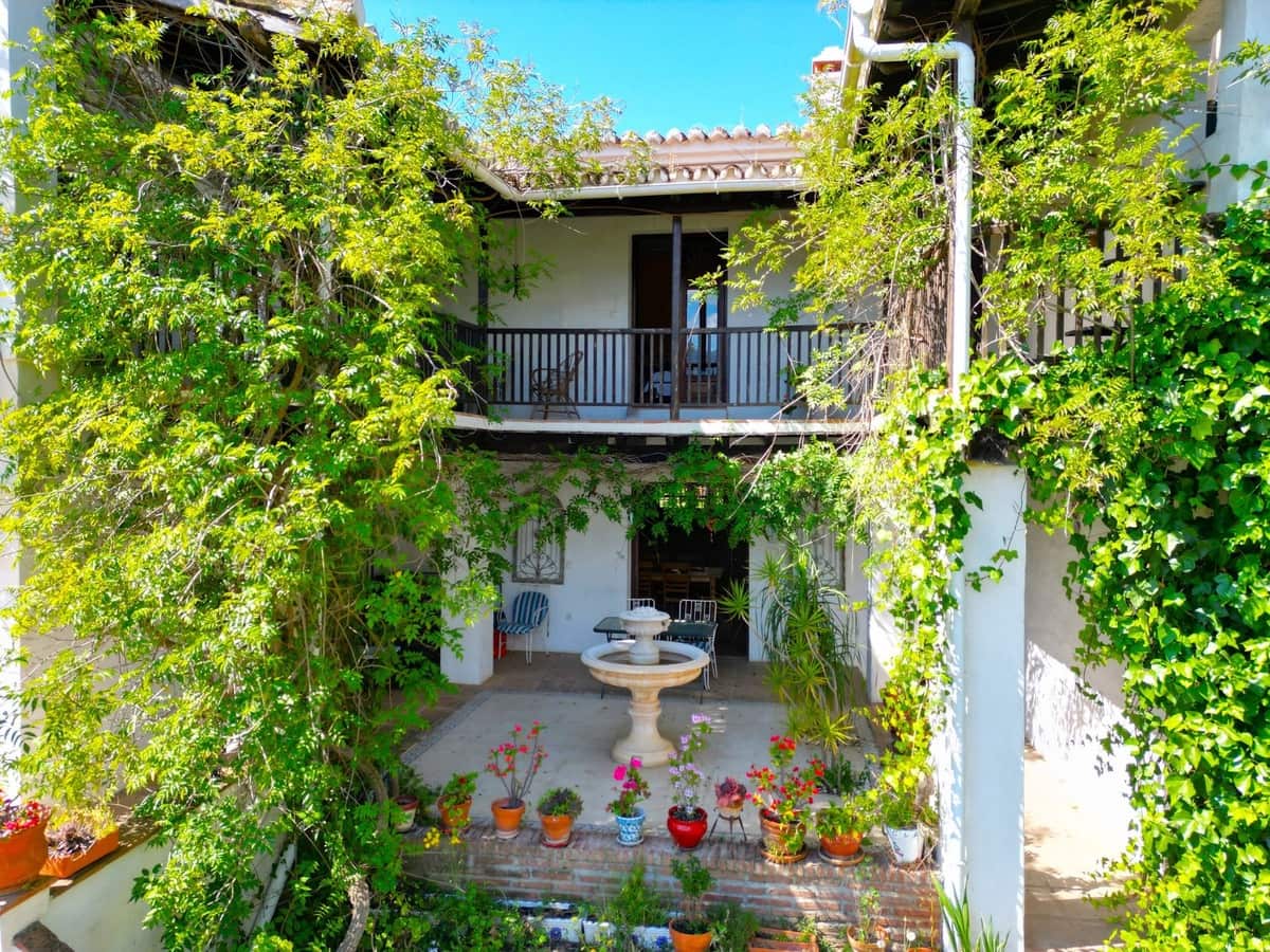 7 Zimmer Villa zu verkaufen in Torrox mit Pool Garage - 880.000 € (Ref: 8998414)
