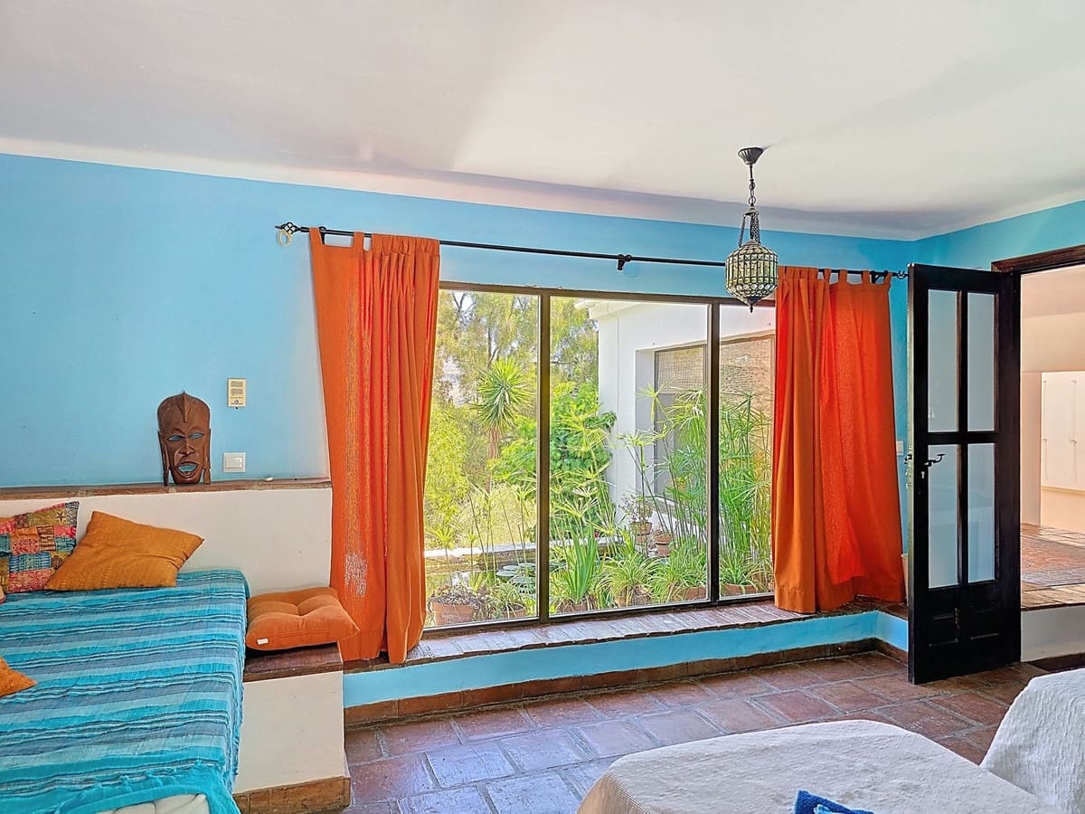 7 Zimmer Villa zu verkaufen in Torrox mit Pool Garage - 880.000 € (Ref: 8998414)