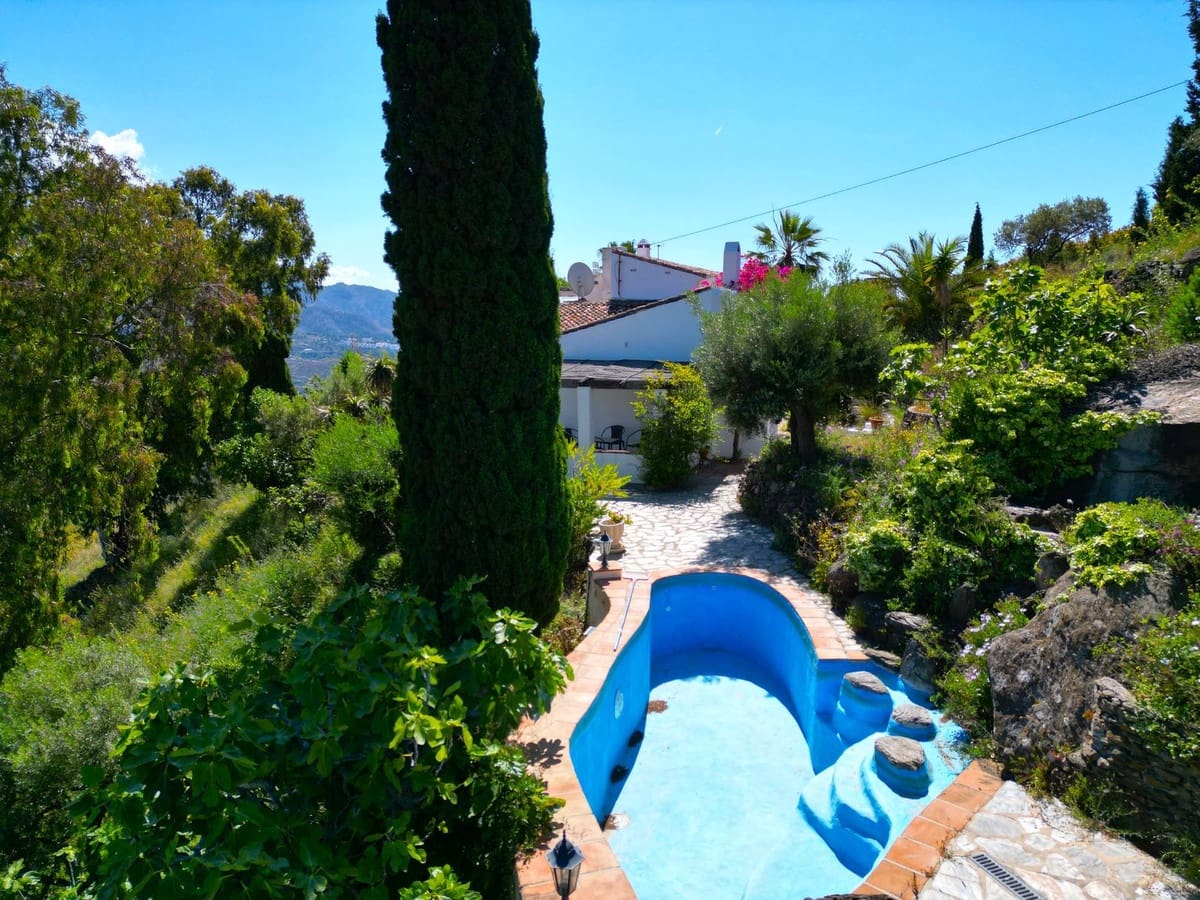 7 Zimmer Villa zu verkaufen in Torrox mit Pool Garage - 880.000 € (Ref: 8998414)