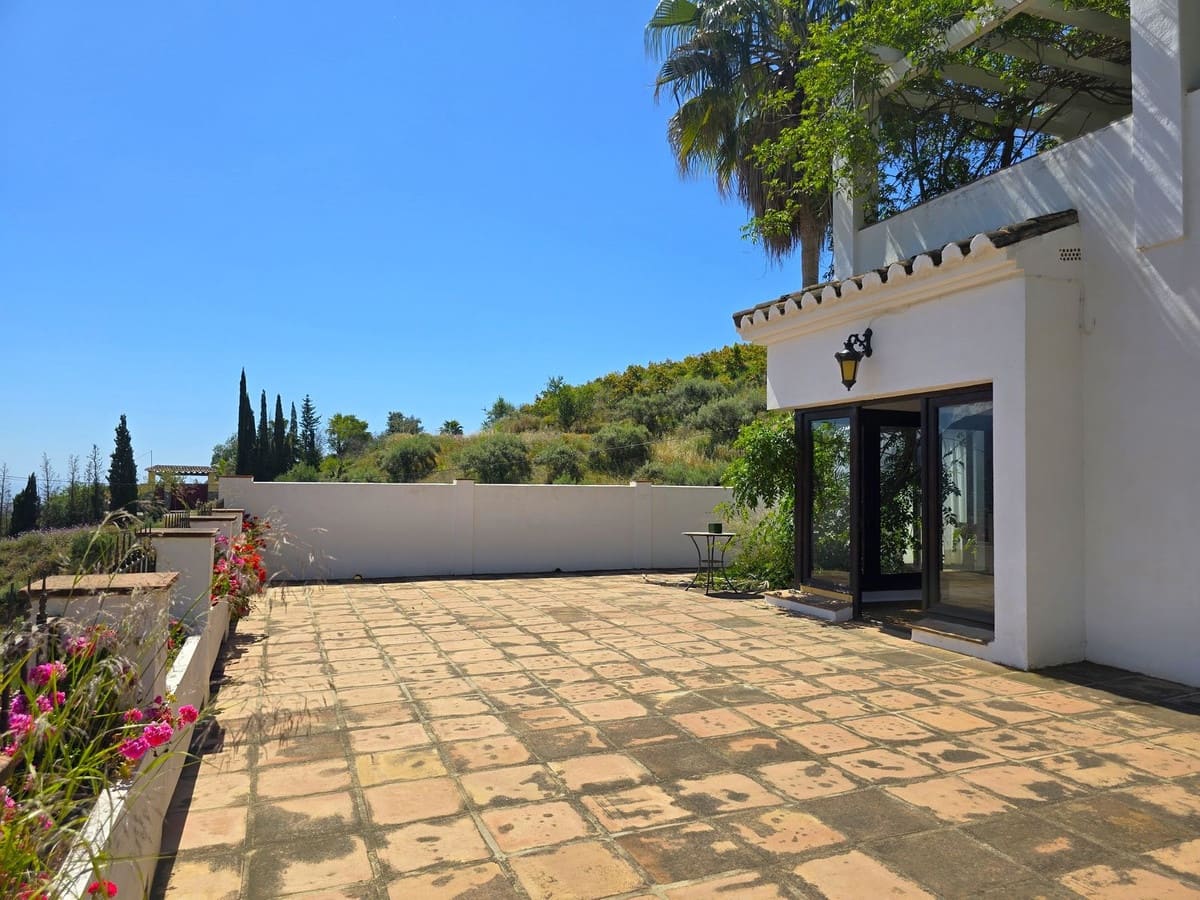 7 Zimmer Villa zu verkaufen in Torrox mit Pool Garage - 880.000 € (Ref: 8998414)