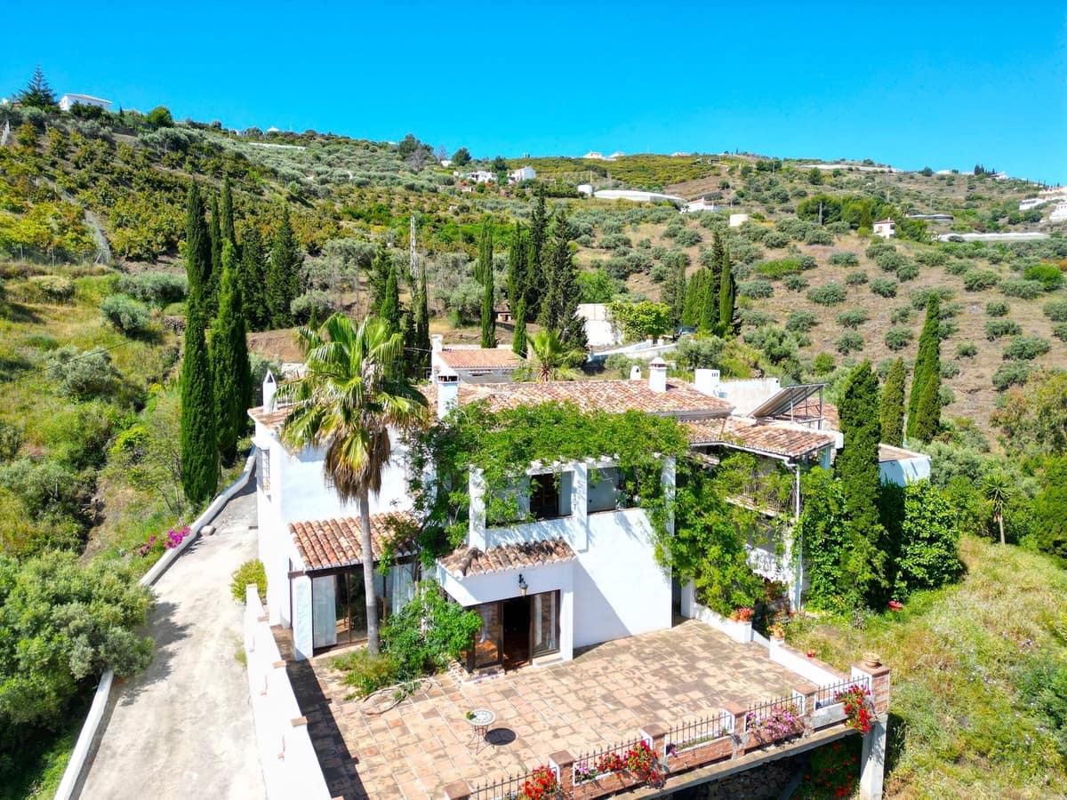 7 Zimmer Villa zu verkaufen in Torrox mit Pool Garage - 880.000 € (Ref: 8998414)