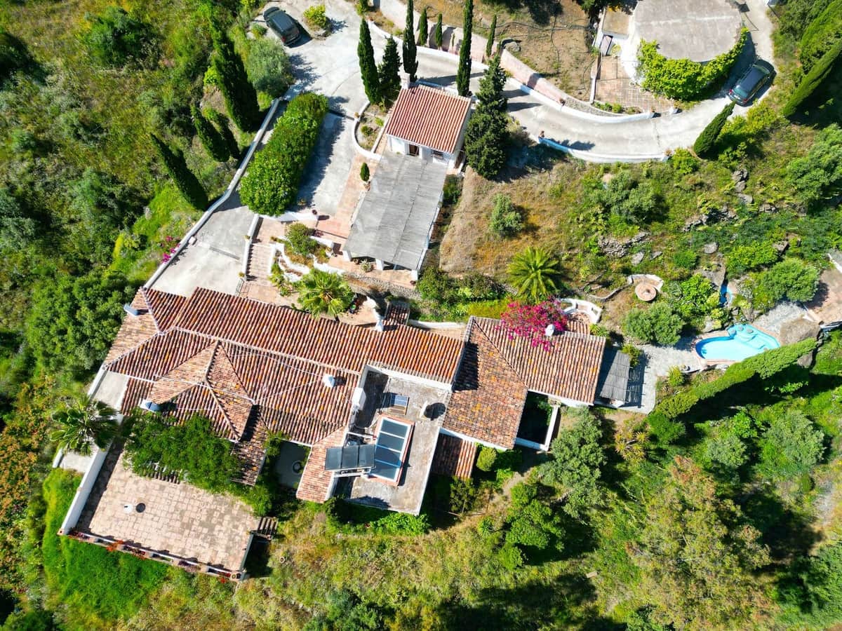 7 Zimmer Villa zu verkaufen in Torrox mit Pool Garage - 880.000 € (Ref: 8998414)
