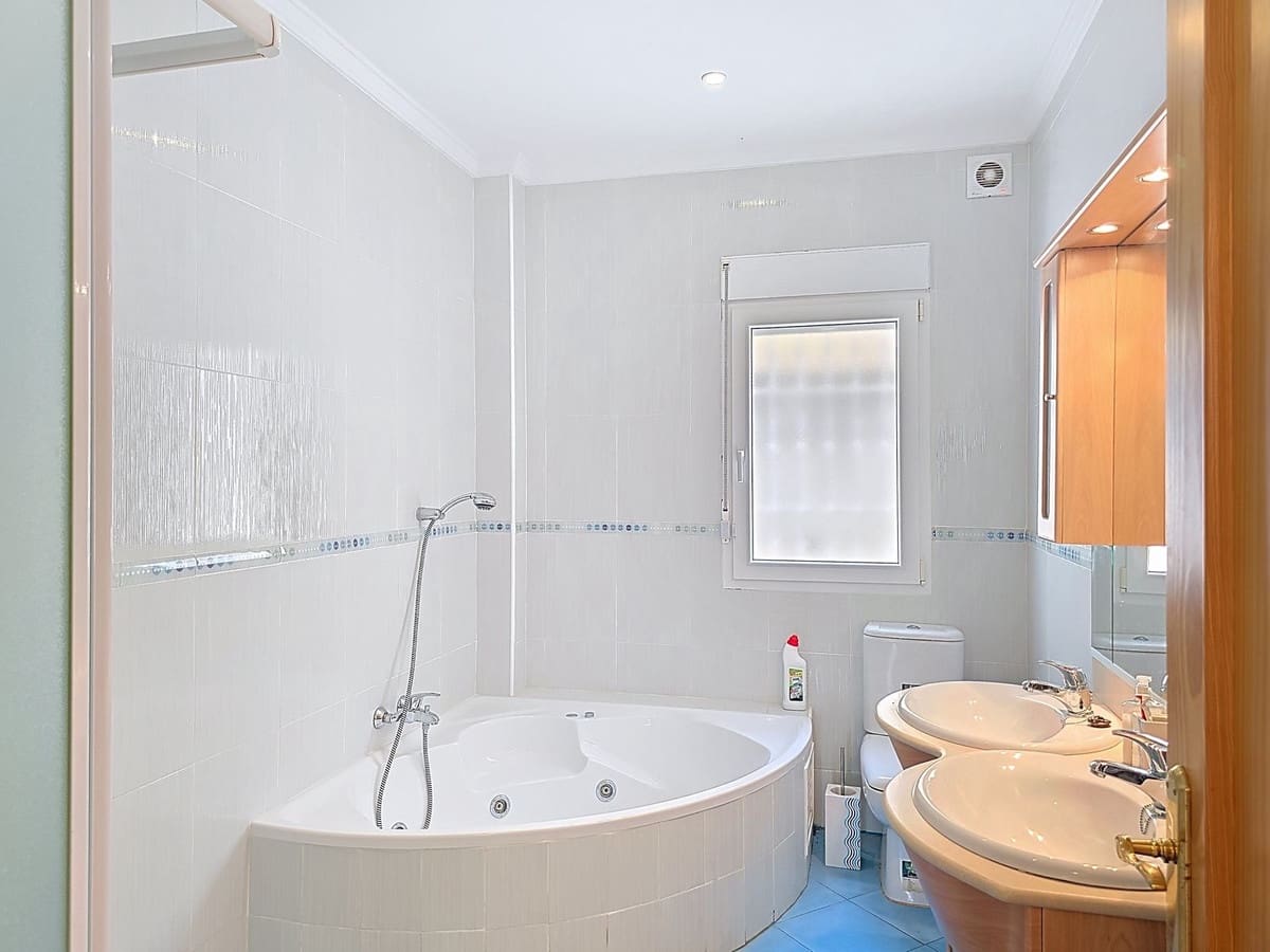 4 soveværelse Villa til salg i Competa med swimmingpool garage - € 425.000 (Ref: 9026332)