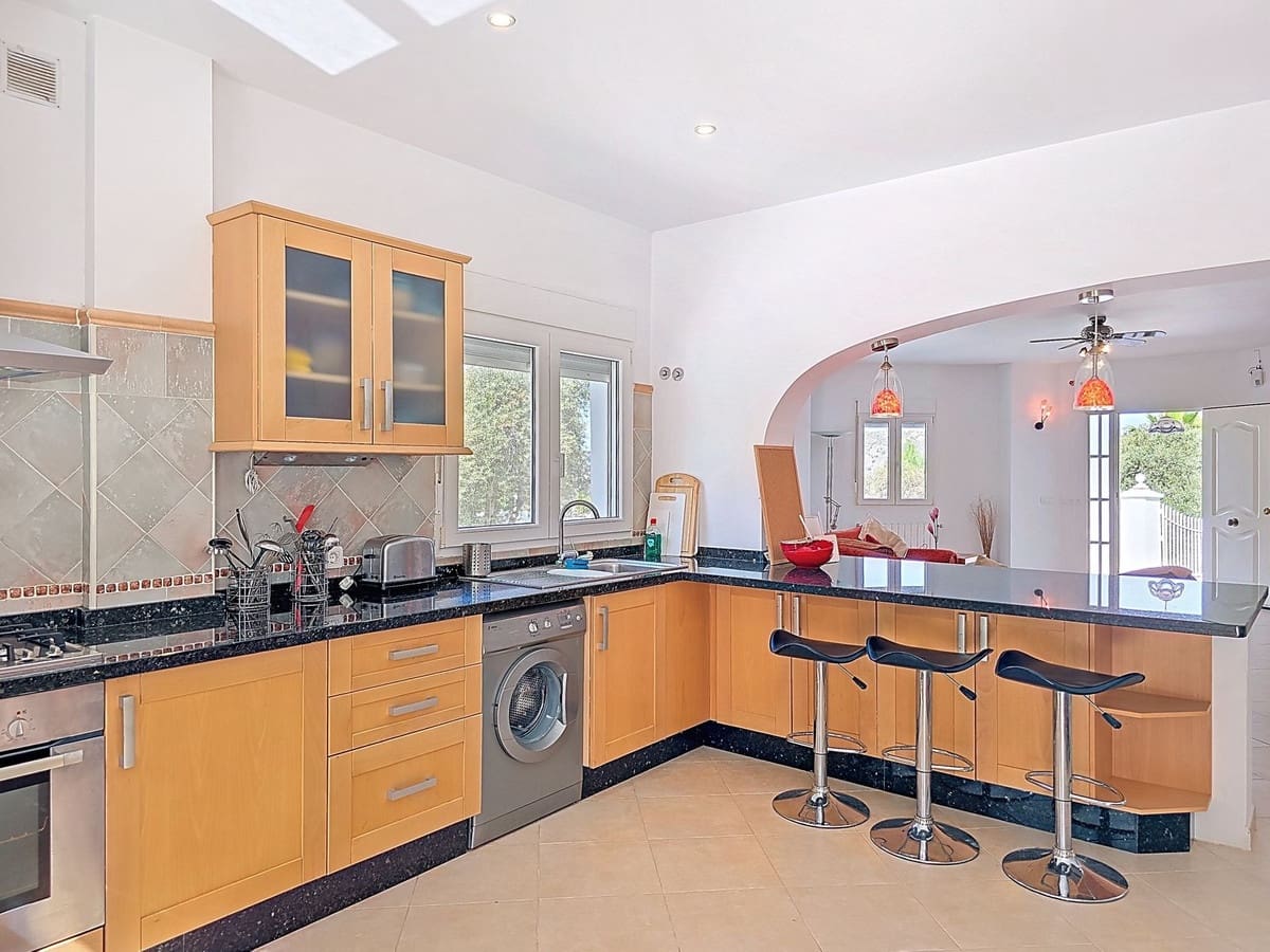 4 soveværelse Villa til salg i Competa med swimmingpool garage - € 425.000 (Ref: 9026332)