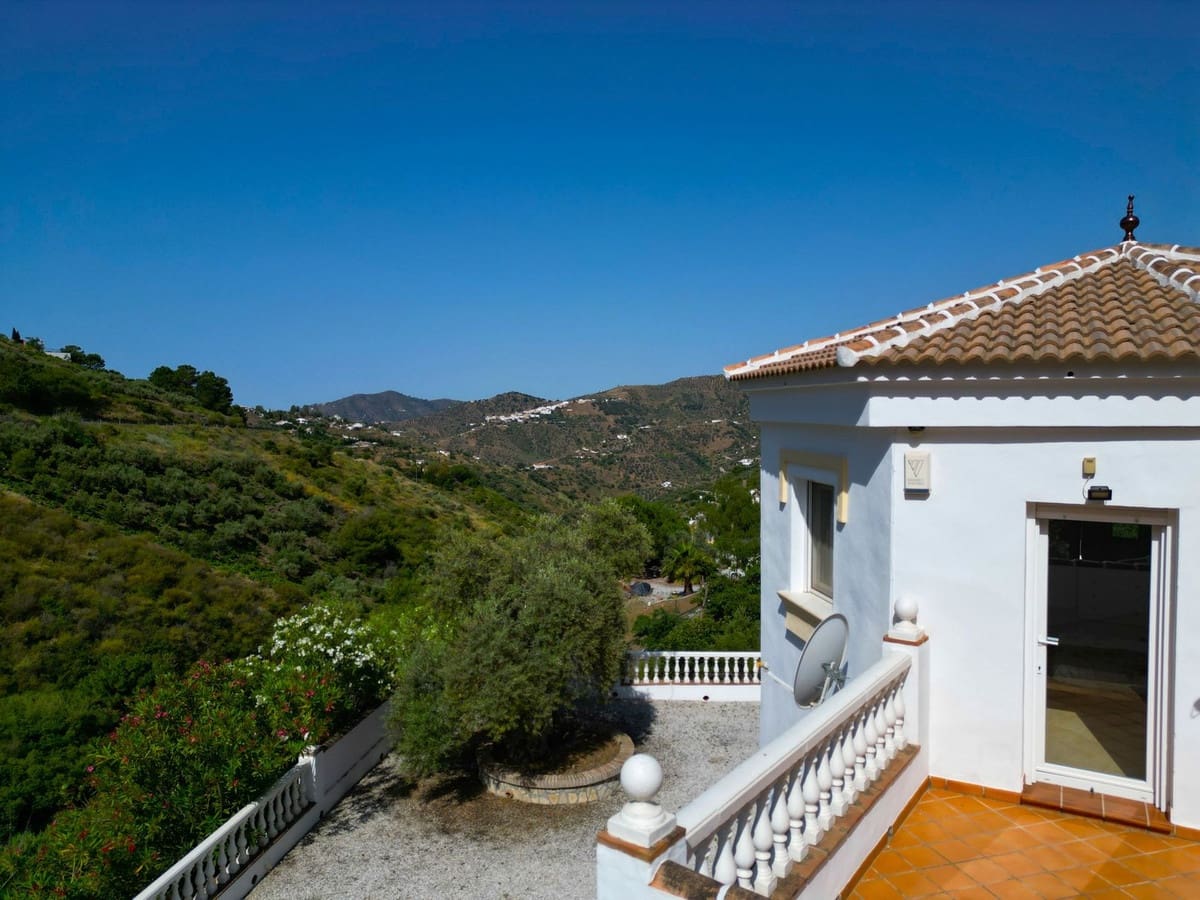 4 soveværelse Villa til salg i Competa med swimmingpool garage - € 425.000 (Ref: 9026332)