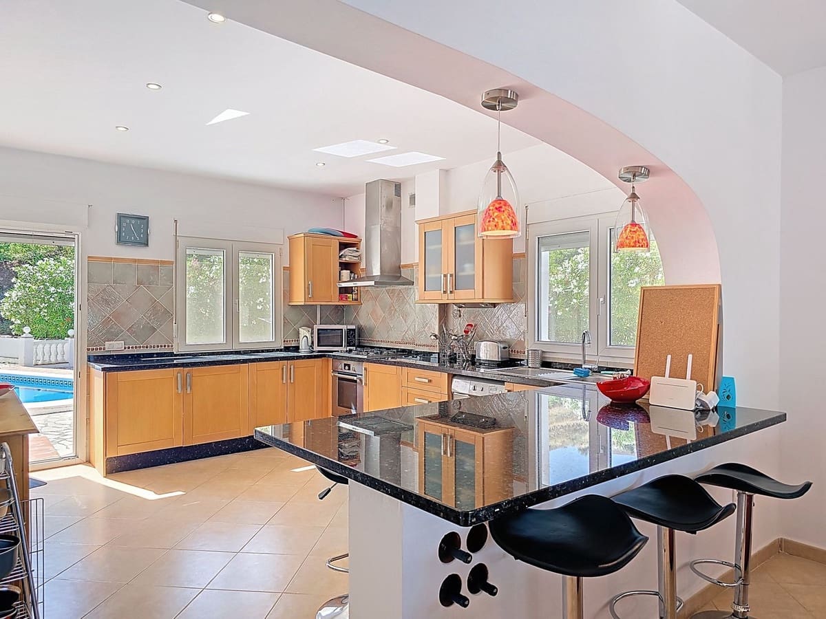 4 soveværelse Villa til salg i Competa med swimmingpool garage - € 425.000 (Ref: 9026332)