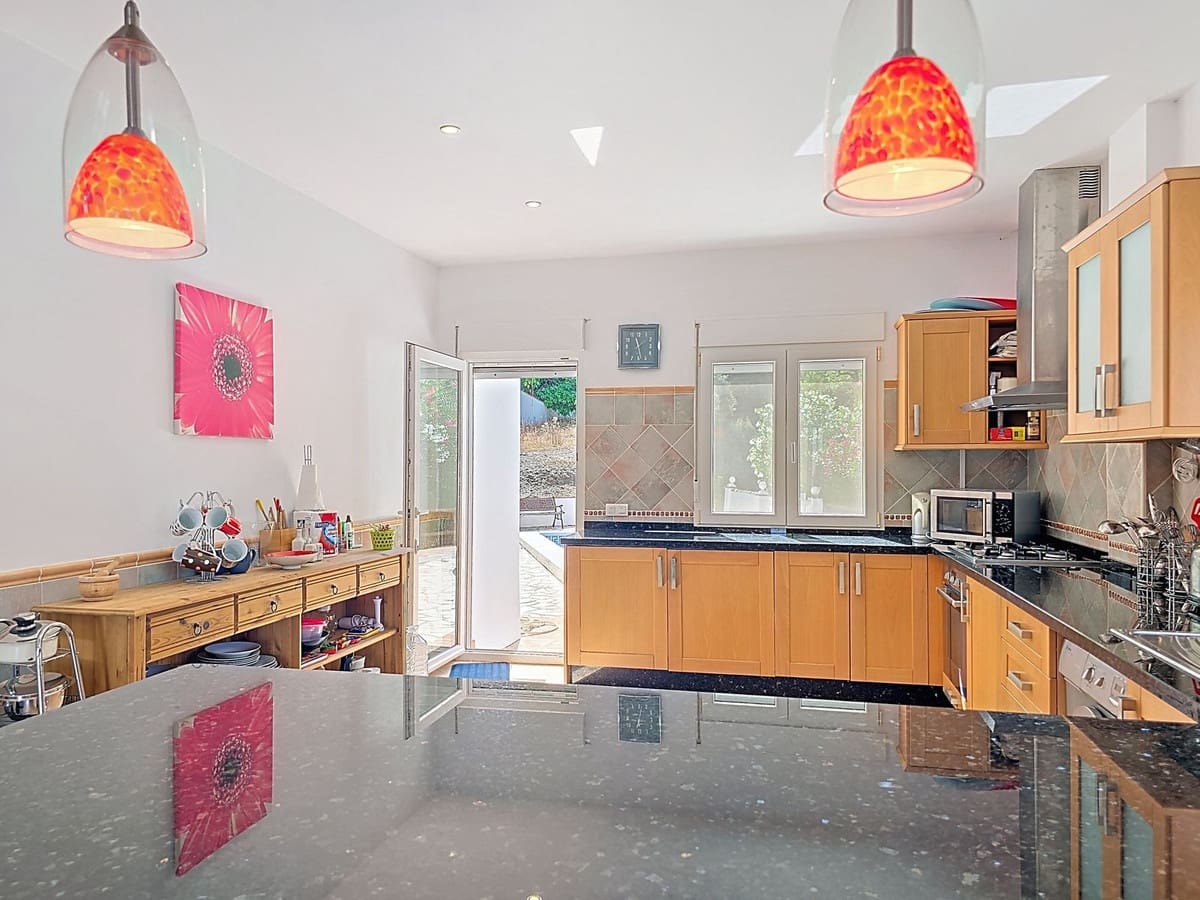 4 soveværelse Villa til salg i Competa med swimmingpool garage - € 425.000 (Ref: 9026332)