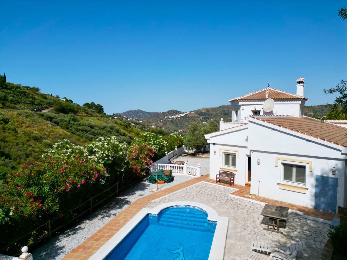 4 soveværelse Villa til salg i Competa med swimmingpool garage - € 425.000 (Ref: 9026332)