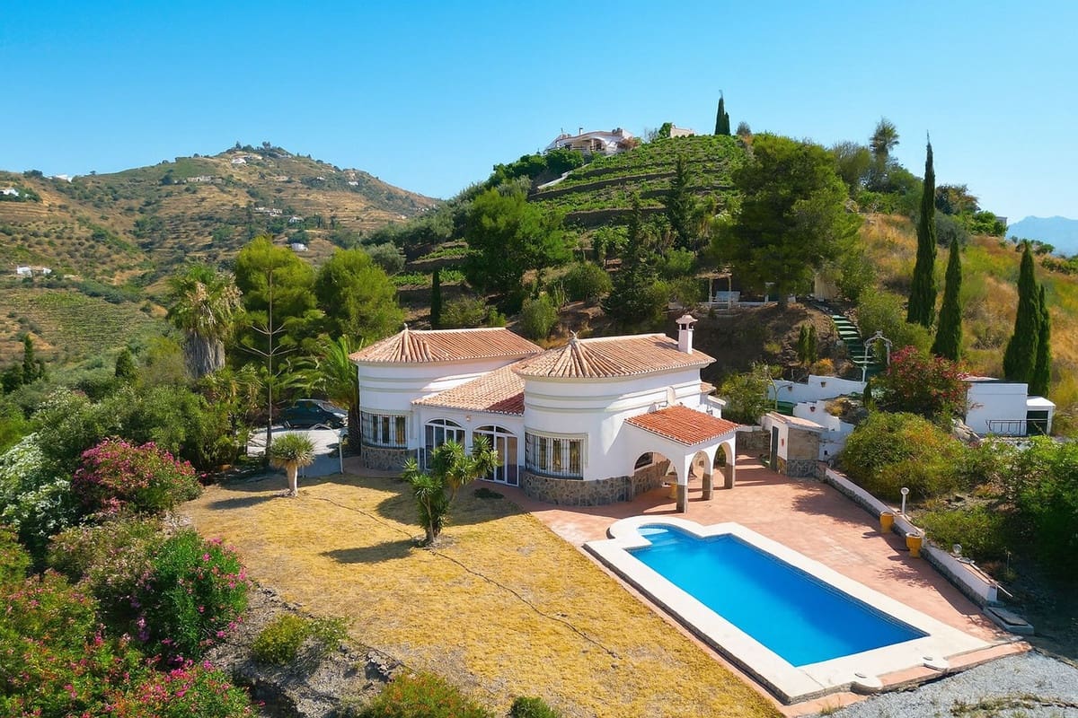 3 bedroom Villa for sale in Competa with pool garage - € 420,000 (Ref: 9113802)