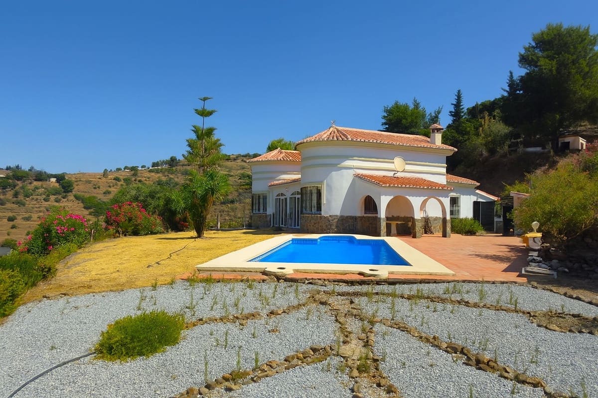 3 bedroom Villa for sale in Competa with pool garage - € 420,000 (Ref: 9113802)