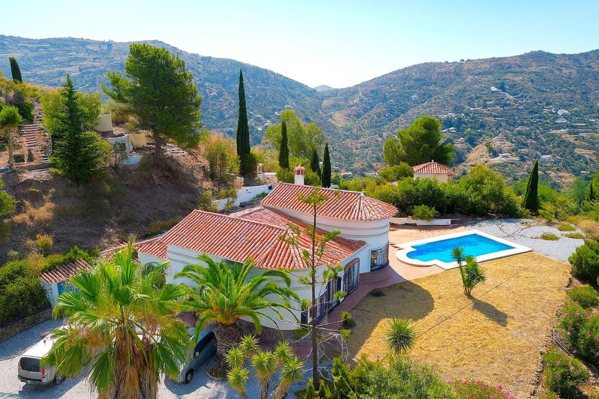 3 bedroom Villa for sale in Competa with pool garage - € 420,000 (Ref: 9113802)