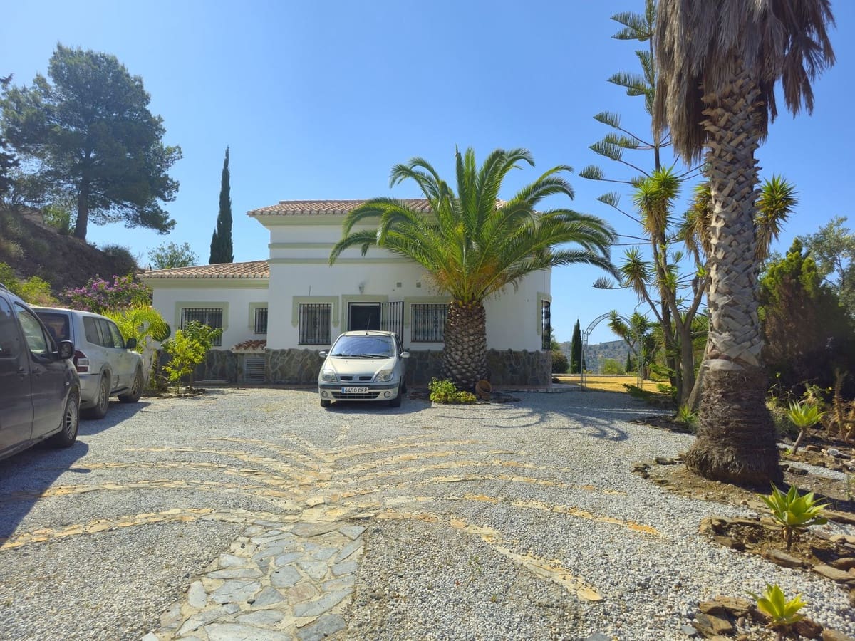 3 bedroom Villa for sale in Competa with pool garage - € 420,000 (Ref: 9113802)