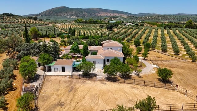 5 soveværelse Finca/Landehus til salg i Villanueva de Tapia med swimmingpool garage - € 595.000 (Ref: 9117295)