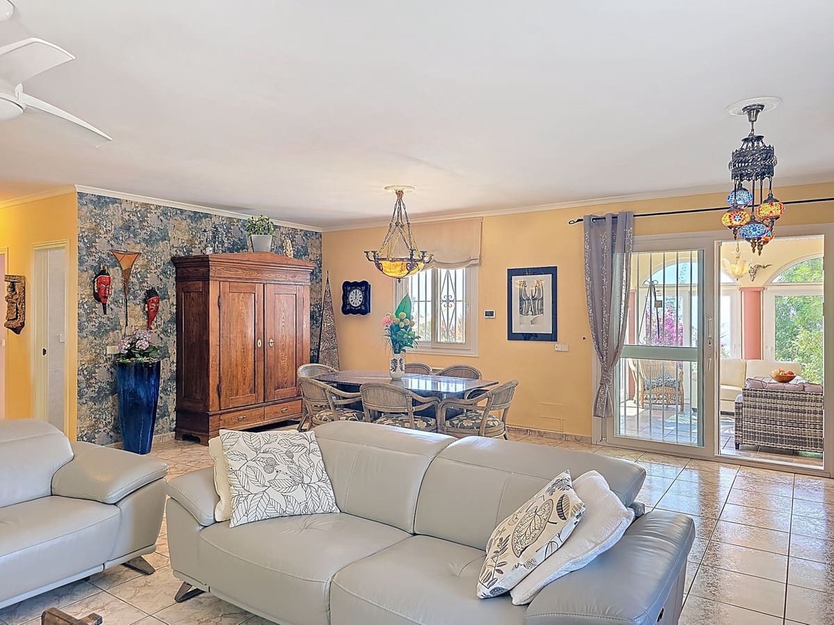 3 soverom Villa til salgs i Arenas med svømmebasseng garasje - € 495 000 (Ref: 9128866)