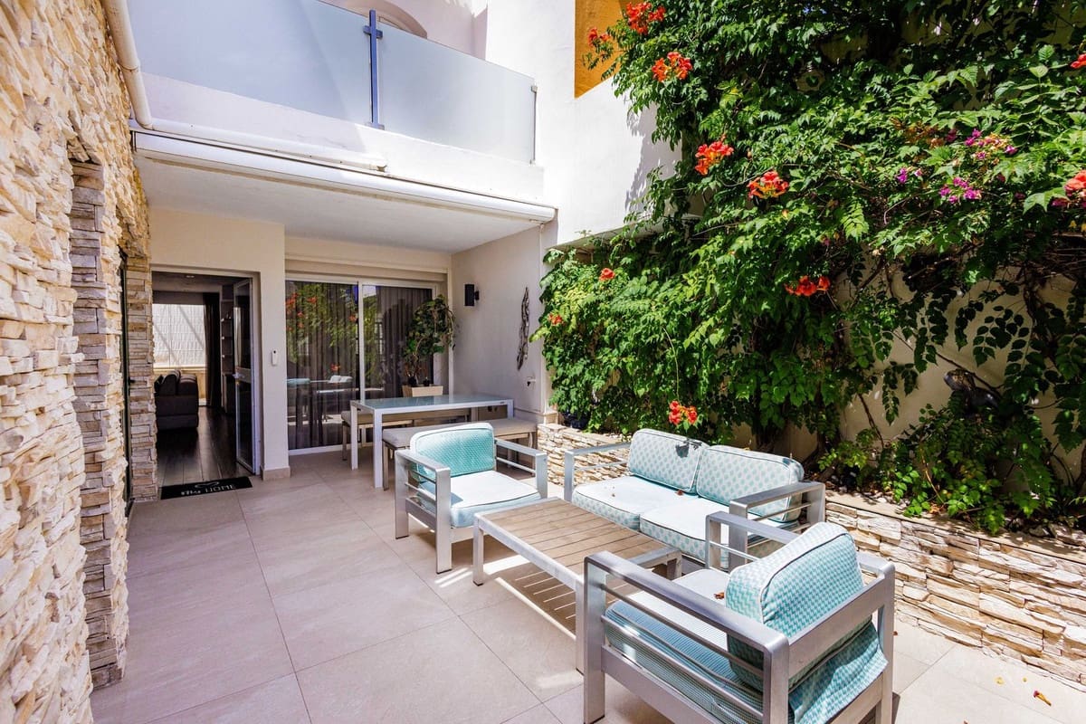 5 soveværelse Byhus til salg i Marbella med swimmingpool garage - € 720.000 (Ref: 9129043)