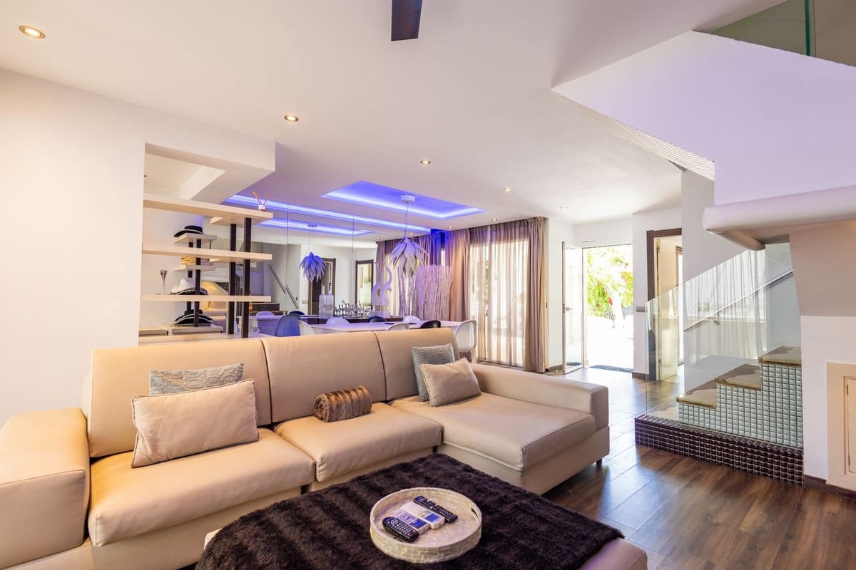 5 soveværelse Byhus til salg i Marbella med swimmingpool garage - € 720.000 (Ref: 9129043)