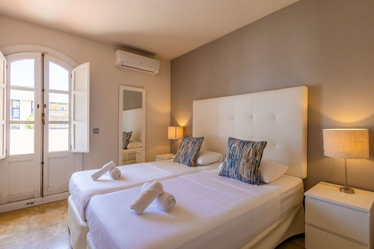 5 soveværelse Byhus til salg i Marbella med swimmingpool garage - € 720.000 (Ref: 9129043)