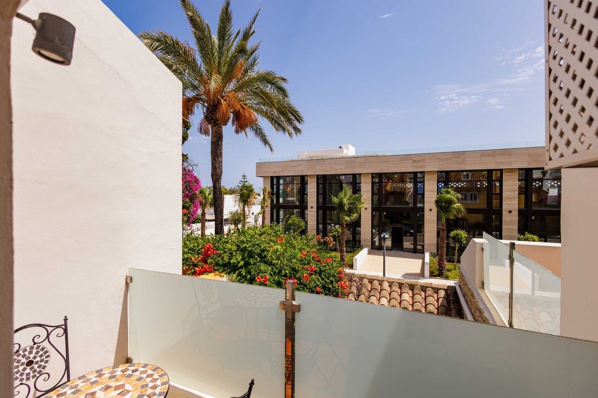 5 soveværelse Byhus til salg i Marbella med swimmingpool garage - € 720.000 (Ref: 9129043)