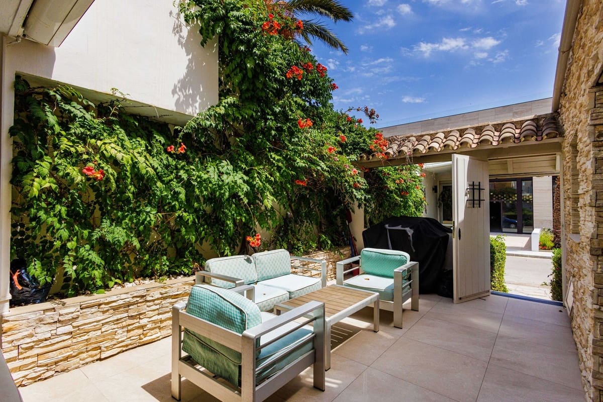 5 soveværelse Byhus til salg i Marbella med swimmingpool garage - € 720.000 (Ref: 9129043)