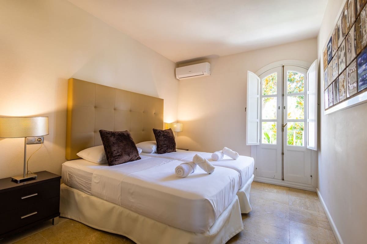 5 makuuhuone Omakotitalo myytävänä paikassa Marbella mukana uima-altaan 
autotalli - 720 000 € (Ref: 9129043)