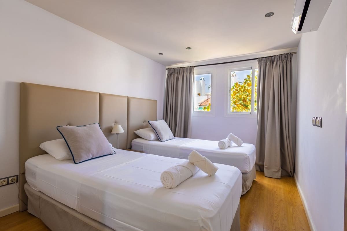 5 makuuhuone Omakotitalo myytävänä paikassa Marbella mukana uima-altaan 
autotalli - 720 000 € (Ref: 9129043)