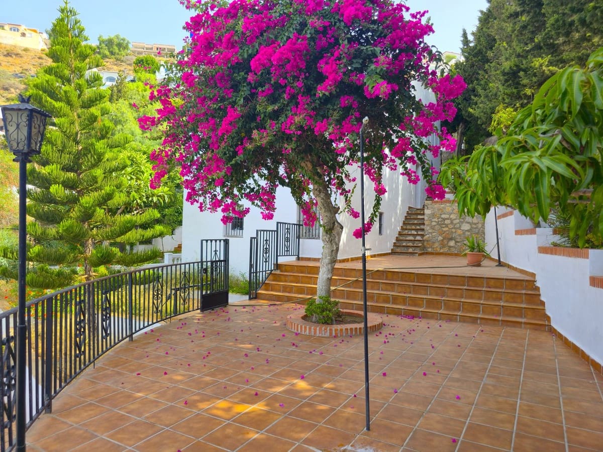 5 slaapkamer Villa te koop in Salobrena met zwembad garage - € 440.000 (Ref: 9165392)