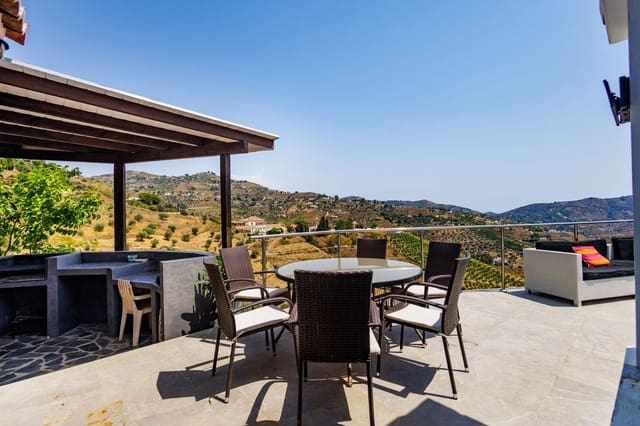 1 sovrum Villa till salu i Sayalonga med pool garage - 260 000 € (Ref: 9181563)