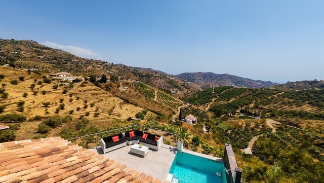 1 sovrum Villa till salu i Sayalonga med pool garage - 260 000 € (Ref: 9181563)