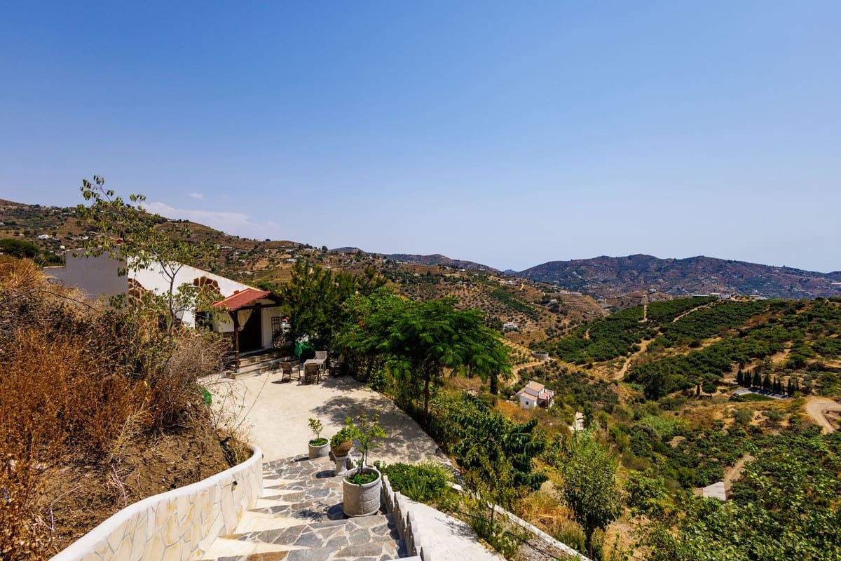 1 soverom Villa til salgs i Sayalonga med svømmebasseng garasje - € 260 000 (Ref: 9181563)