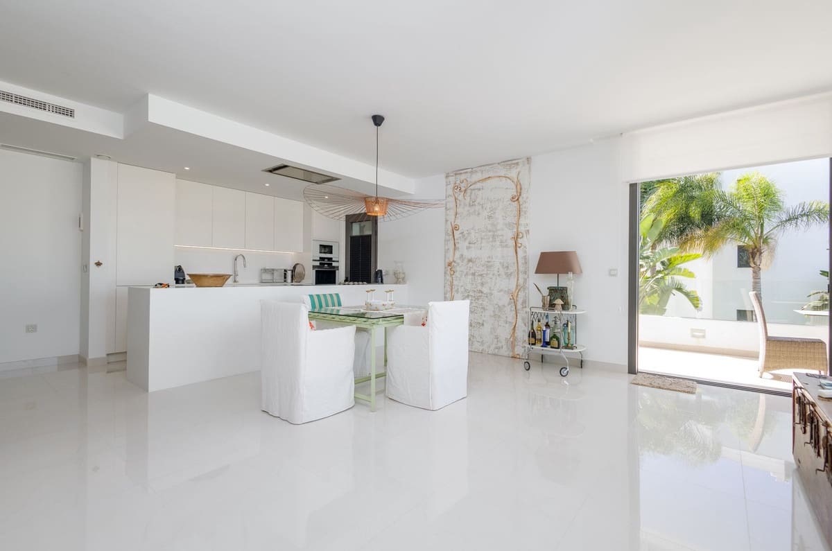 Apartamento de 3 habitaciones en New Golden Mile en venta con piscina garaje - 810.000 € (Ref: 9186524)