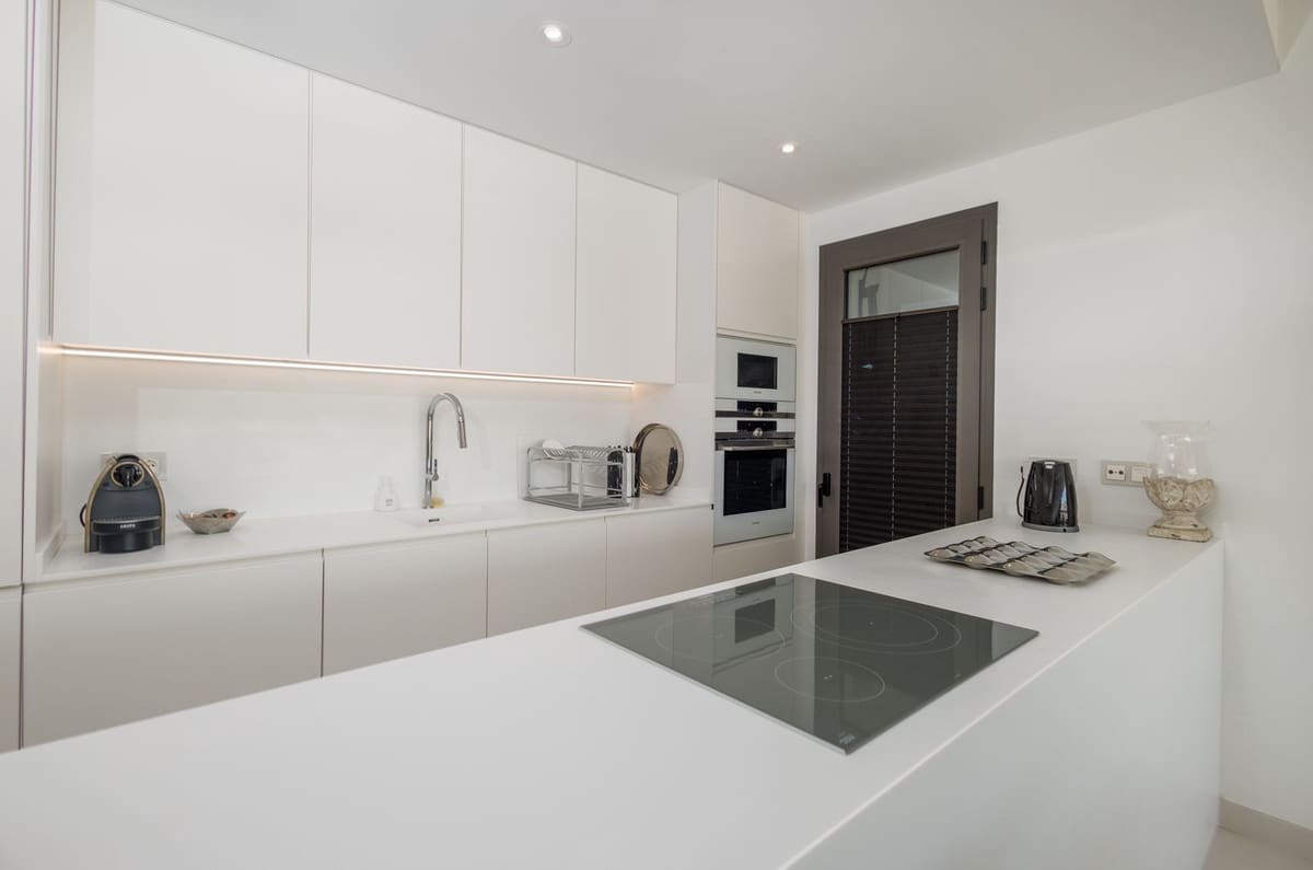 Apartamento de 3 habitaciones en New Golden Mile en venta con piscina garaje - 810.000 € (Ref: 9186524)