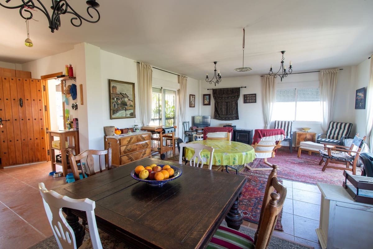 4 bedroom Villa for sale in Alora with garage - € 395,000 (Ref: 9187204)