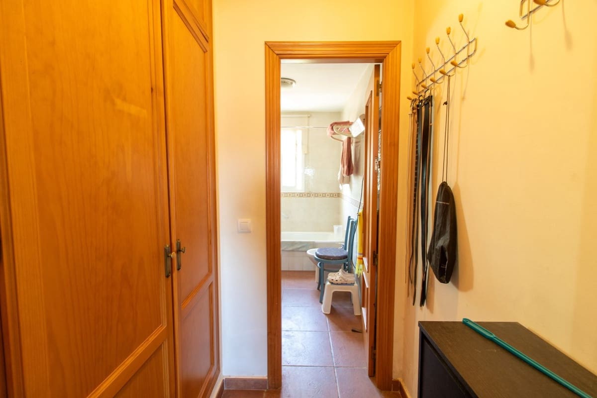 4 bedroom Villa for sale in Alora with garage - € 395,000 (Ref: 9187204)