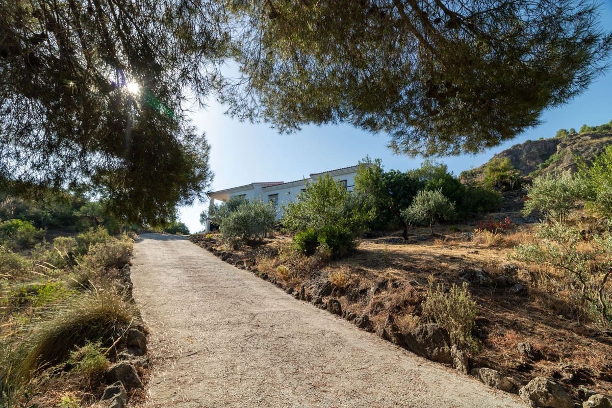 4 bedroom Villa for sale in Alora with garage - € 395,000 (Ref: 9187204)